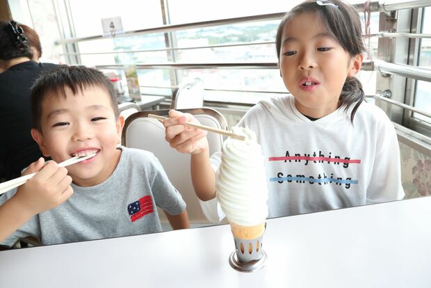 高さ25cmの巨大ソフトクリームが大食堂の名物