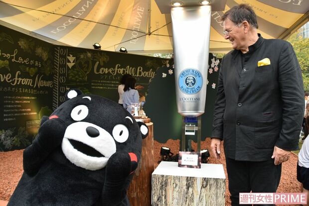 仏化粧品メーカー・ロクシタンのイベントで創設者ボーサン氏と。1月末にはコラボ商品『KUMAMON’S　SHEER　BUTTER』が発売予定（撮影・筆者）