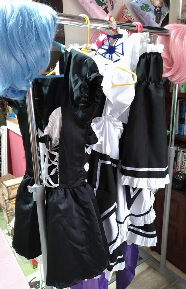 駄菓子屋店舗内にあったコスプレ衣装。かわいいキャラクターの出る作品の衣装だ（容疑者のツイッターより）