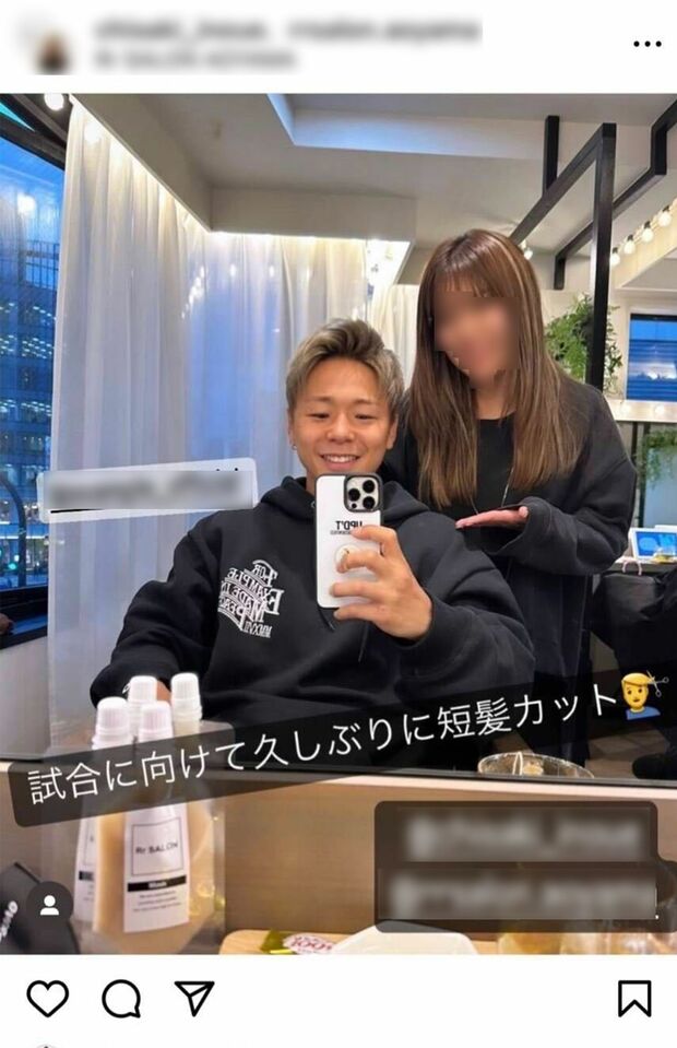 川口葵とお揃いのパーカーを着て美容室にやってきた武尊（インスタグラムより）