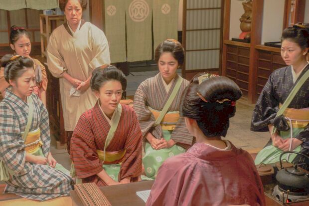 千代が芝居茶屋に奉公に来て8年がたち、芝居に夢中の毎日を過ごす　（C）NHK