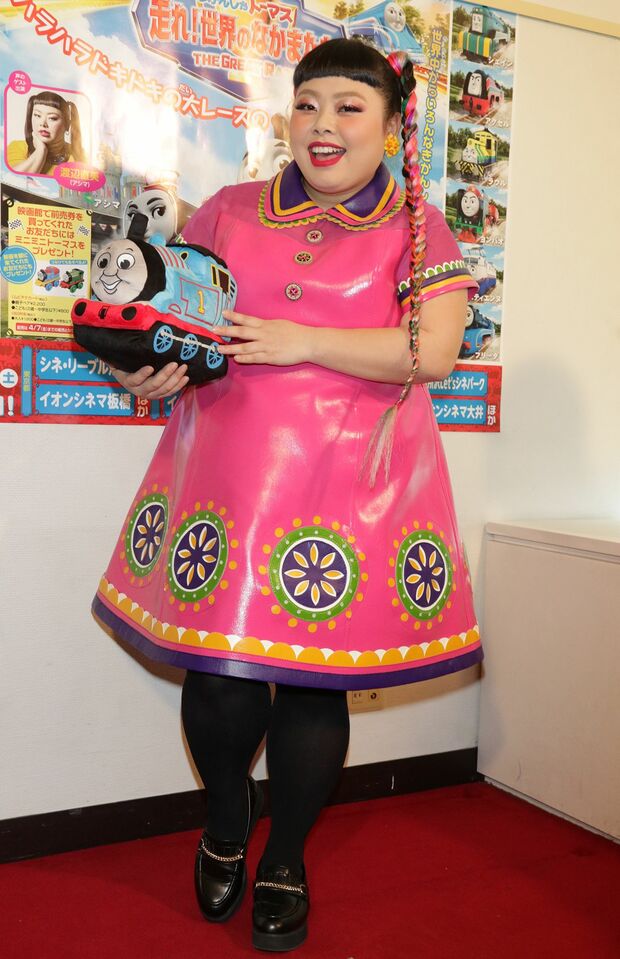 2017年　裾のフラワーモチーフがキュート。映画『きかんしゃトーマス』親子試写会