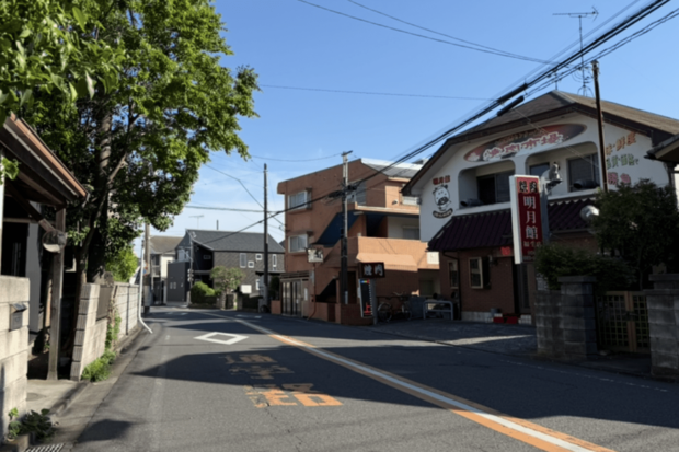 住宅街にポツンとある現場の焼き肉店（右側）は、たむろ行為に気づかず……