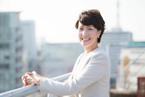 「今の私は、過去と現在に出会った人によって創られている。（いいも悪いも含めて）出会ったすべての人が私にとってかけがえない人」という里岡さん　撮影／渡邉智裕