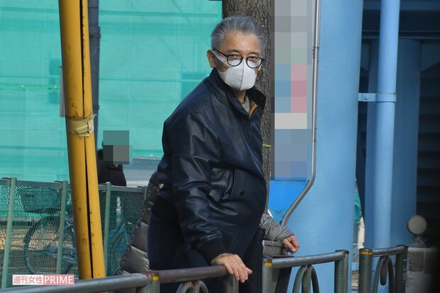 バス停でタクシーをつかまえる萩原健一（2019年1月撮影）