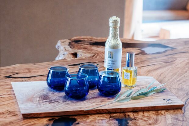 オリーブトリートメントでは、自社栽培の小豆島産100％の貴重な美容オリーブオイルをぜいたくに使用