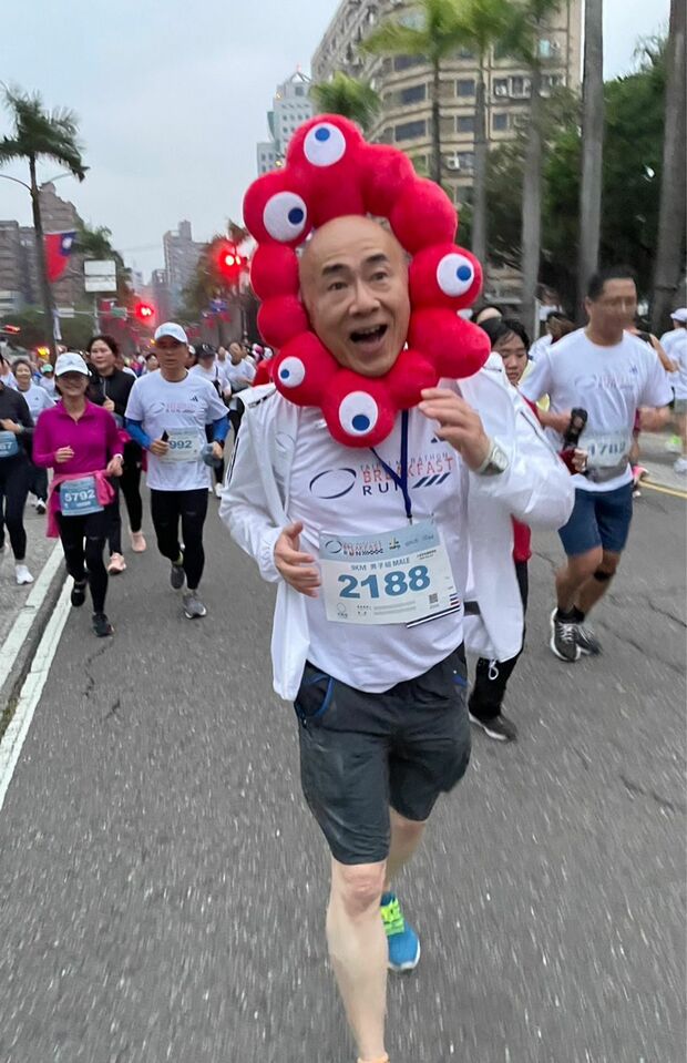 台北マラソンで走るミャクひろしこと大阪観光局理事長・溝畑宏さん