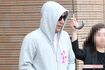 公演のあと、スタッフに守られ足早にタクシーに向かう海老蔵