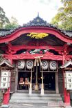 秋の例大祭では、滝のように火花が降る伝統の吹筒花火が上がる。花火の玉を使った「わんこつ守り」も名物