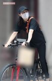 マスクで素顔を隠す松嶋菜々子だが、左目尻にはおなじみの泣きぼくろが