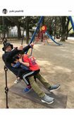子ども2人と公園に出かけた北村有起哉（本人のインスタグラムより）