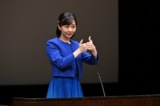 「全国高校生の手話によるスピーチコンテスト」に出席し、手話で挨拶する佳子さま（2023年8月27日）