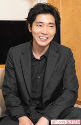 柄本佑　撮影／佐藤靖彦