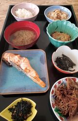 「自主的に2週間籠る気であと5日と思ってたら、今日から外出制限ですと、、、なのに5時に起きるのはなに？　朝食は鮭でーす。気分だけでも出掛けよ～旅館で朝御飯いただきまーす。」（2020年3月21日）