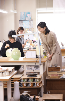 石川県小松市にある九谷焼の窯元「錦山窯」で、絵付けの作業を見学(2025年4月18日)