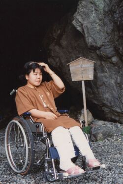 高校卒業後、脚の内部のビスと外側の金属をつないで固定していたころ。入院中も退院後も、両親は気分転換のために外出許可を取り、車であちこちへ出かけた