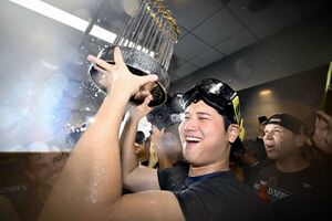 10月31日、ワールドシリーズを制覇。シャンパンファイトではトロフィーを掲げていた大谷翔平　写真／共同通信社