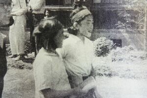 館林での疎開時代、友達とリレーの賞品のノートを持たれる美智子さま（右・'45年ごろ）