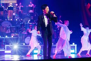 アップテンポからバラードまでバラエティー豊かな演出で17曲を披露。キレのいいダンスも相変わらずな郷ひろみ　撮影／佐藤靖彦