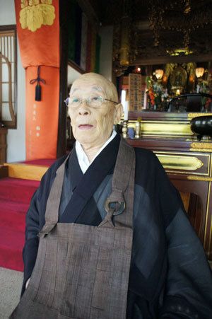  【写真】酒井さんが住職を務める曹洞宗「廣壽寺」の本堂で。戦時中は本土防衛の飛行機乗りだった
