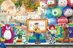 フィナーレには、ピクサー・パルズがデザインされた10メートルの巨大なバルーンが！　(c)DISNEY/PIXAR