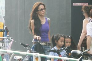 2007年、Cocomiの小学校入学式に向かう工藤静香は紫タンク姿。これぞ最強パープル女王の風格！