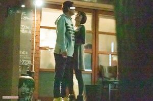 大胆“路チュー”と“恋人つなぎ”で夜の街を行く飯島直子の夫・O氏と平塚真由。関係の深さがにじみ出ていた