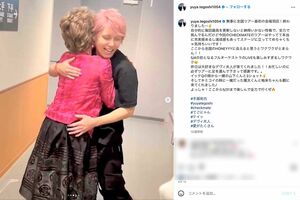 4月14日、ツアーを見に来たデヴィ夫人と熱い抱擁を交わす写真を投稿した手越祐也(手越のインスタグラムより)