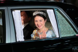 ティアラと薄いブルーのドレスをお召しになった雅子さまは晩餐会のために皇居へ（4月5日）