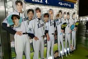 EXOのファンによってメンバーの顔写真うちわが貼られた西武ライオンズの選手パネル（ツイッターより）