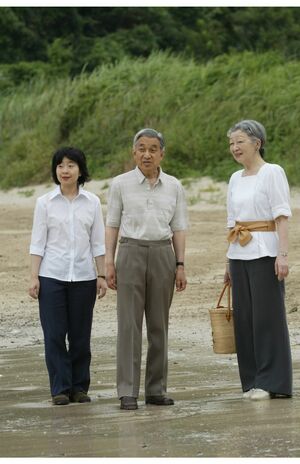 清子さんが結婚する直前、上皇ご夫妻（当時両陛下）と須崎御用邸の浜辺で（'05年7月）