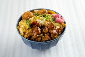 薄めためんつゆを煮立て、串から外した何種類かの焼きとりと玉ねぎを加え卵でとじれば「親子丼」が完成