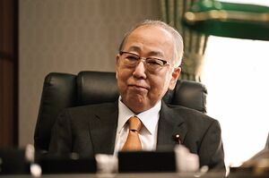 幹事長の鶴巻（岸部一徳）はすべてを知る存在か？（『罠の戦争』（c）カンテレ）