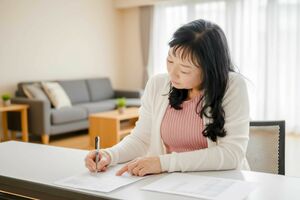 頭の中だけで考えず、紙に書き出してみると整理ができる　※写真はイメージです