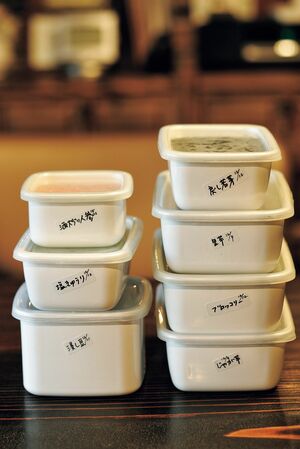 食事作りに愛用しているのが、野田琺瑯の調理器具と保存容器。　写真提供／長谷川潤（書籍『85歳現役、暮らしの中心は台所』より）