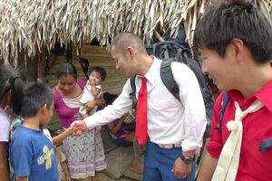 現地の子どもたちとも仲よくなり交流　(c)テレビ朝日