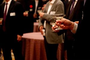 同窓会での再会をきっかけに結婚というのはよく聞く話ではあるが……(写真はイメージです)