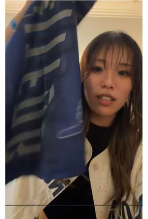 ドジャースから豪華ギフトをもらったYouTuber、タオル（本人YouTubeより）