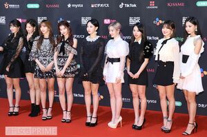 第3次韓流ブームを支えるユニットのひとつ、TWICE。ファッションやメイクなど音楽以外の部分でもティーン層に影響を