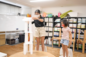 紙だけでタワーを建築するゲームに挑戦。柱を効果的に用いたBチームの勝ち!　撮影／渡邉智裕