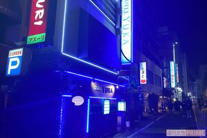 大久保公園周辺には1時間2000円などの安いホテルが立ち並ぶ