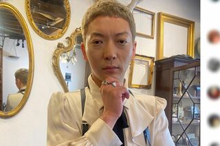 「名物ママ」のモノマネをするニューヨーク嶋佐（公式インスタグラムより）