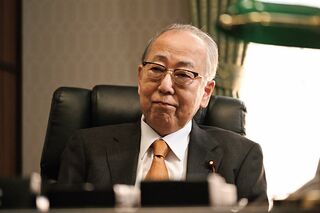 幹事長の鶴巻(岸部一徳)はすべてを知る存在か?(ドラマ『罠の戦争』(c)カンテレ)