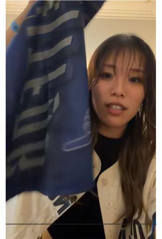 ドジャースから豪華ギフトをもらったYouTuber、タオル(本人YouTubeより)