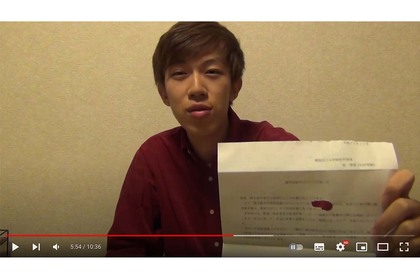 大学からの「成績警告文書」を見せるスーツ（※Youtubeチャンネル「スーツ背広」より）