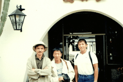作曲家の筒美京平(中央)とアフリカ旅行をしたときのカット。ホテル『ケニア・サファリ・クラブ』の前で