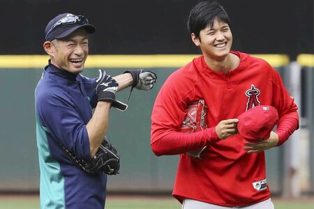 イチローにあいさつしようとしたが、逃げられてしまった大谷翔平。その後、握手を交わして談笑していた 写真/共同通信社