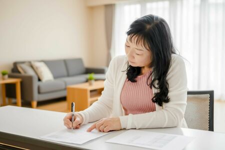 頭の中だけで考えず、紙に書き出してみると整理ができる　※写真はイメージです