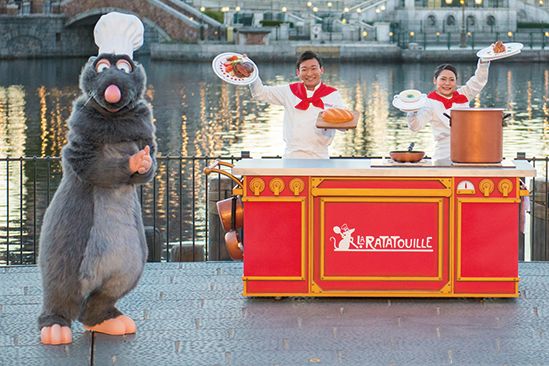 最後はみんなの協力で料理が完成。ゲストには、レミーから特大ケーキのサプライズも! (c)DISNEY/PIXAR