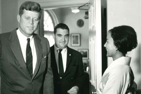 1962年10月には、ホワイトハウスでジョン・F・ケネディ米大統領と面談。この約1年後、ケネディは凶弾に倒れた